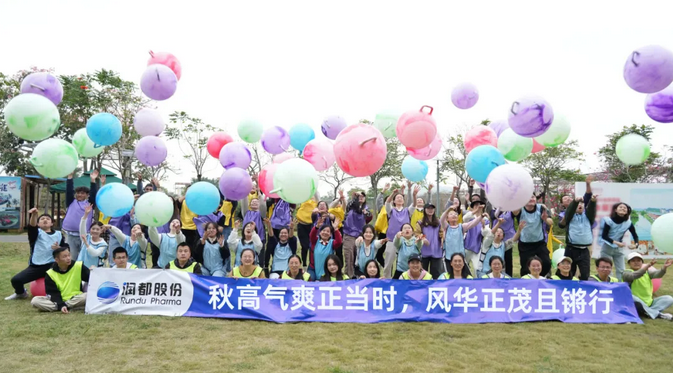 秋高氣爽正當(dāng)時(shí)，風(fēng)華正茂且鏘行